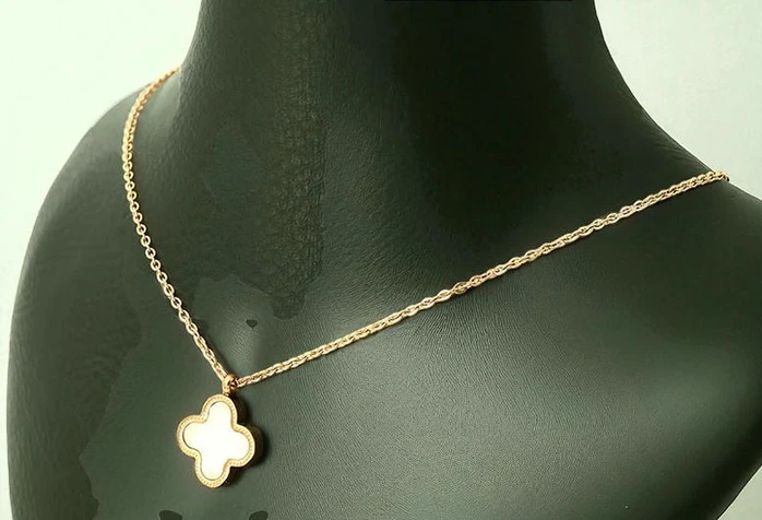 Van Cleef Arpels Alhambra Pendant1324a Pakistan