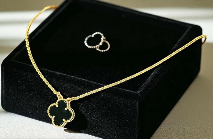 Van Cleef Arpels Alhambra Pendant545 Pakistan