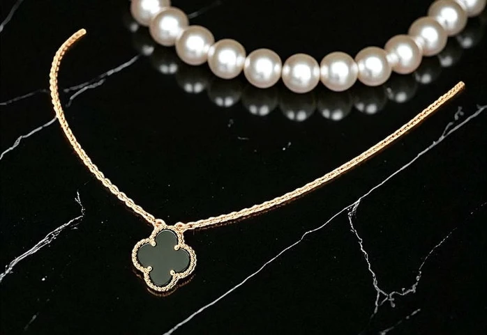 Van Cleef Arpels Alhambra Pendant547 Pakistan